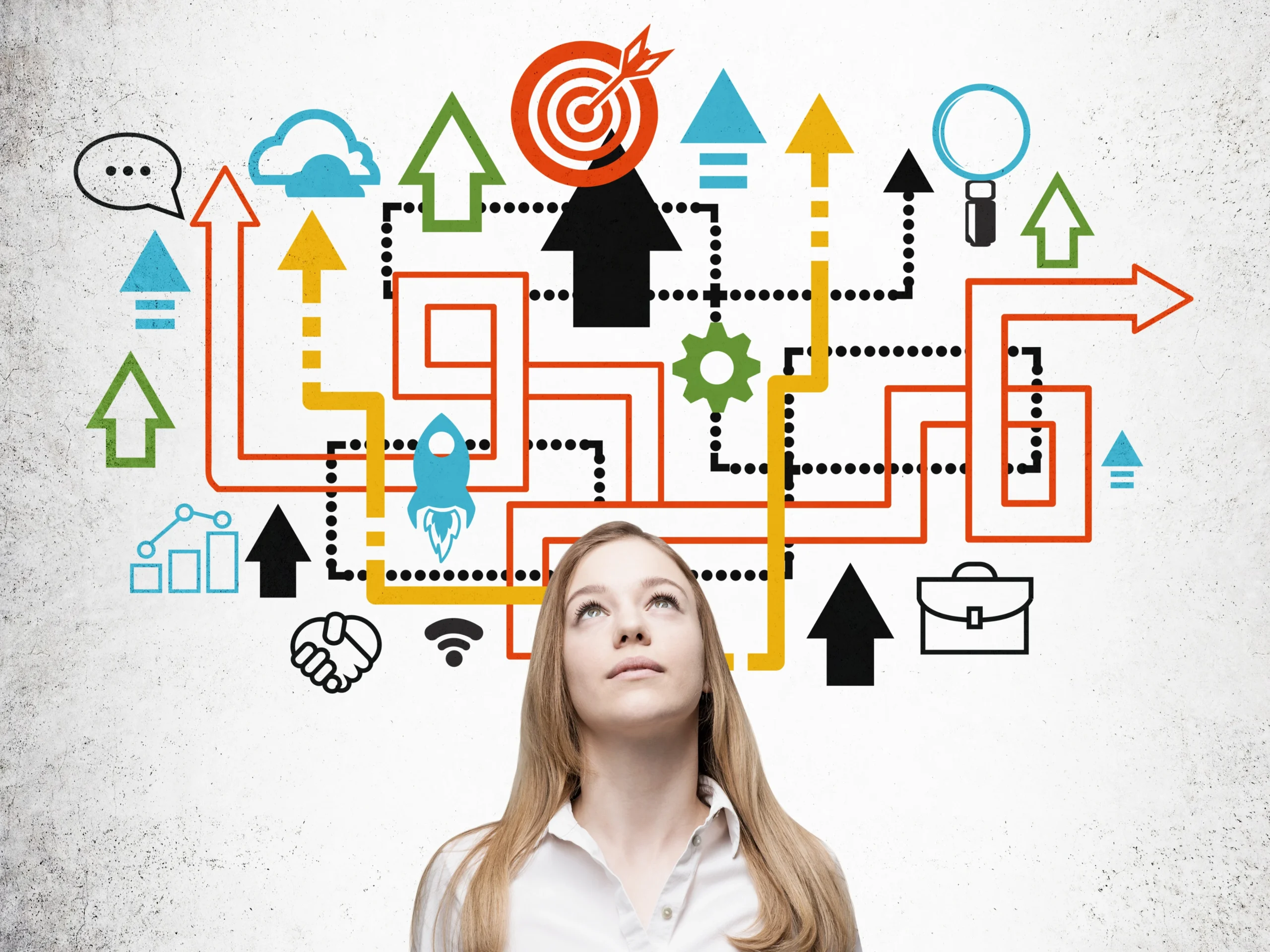 Kobieta patrząca w górę na sieć symboli przedstawiających planowanie, organizację i cele.