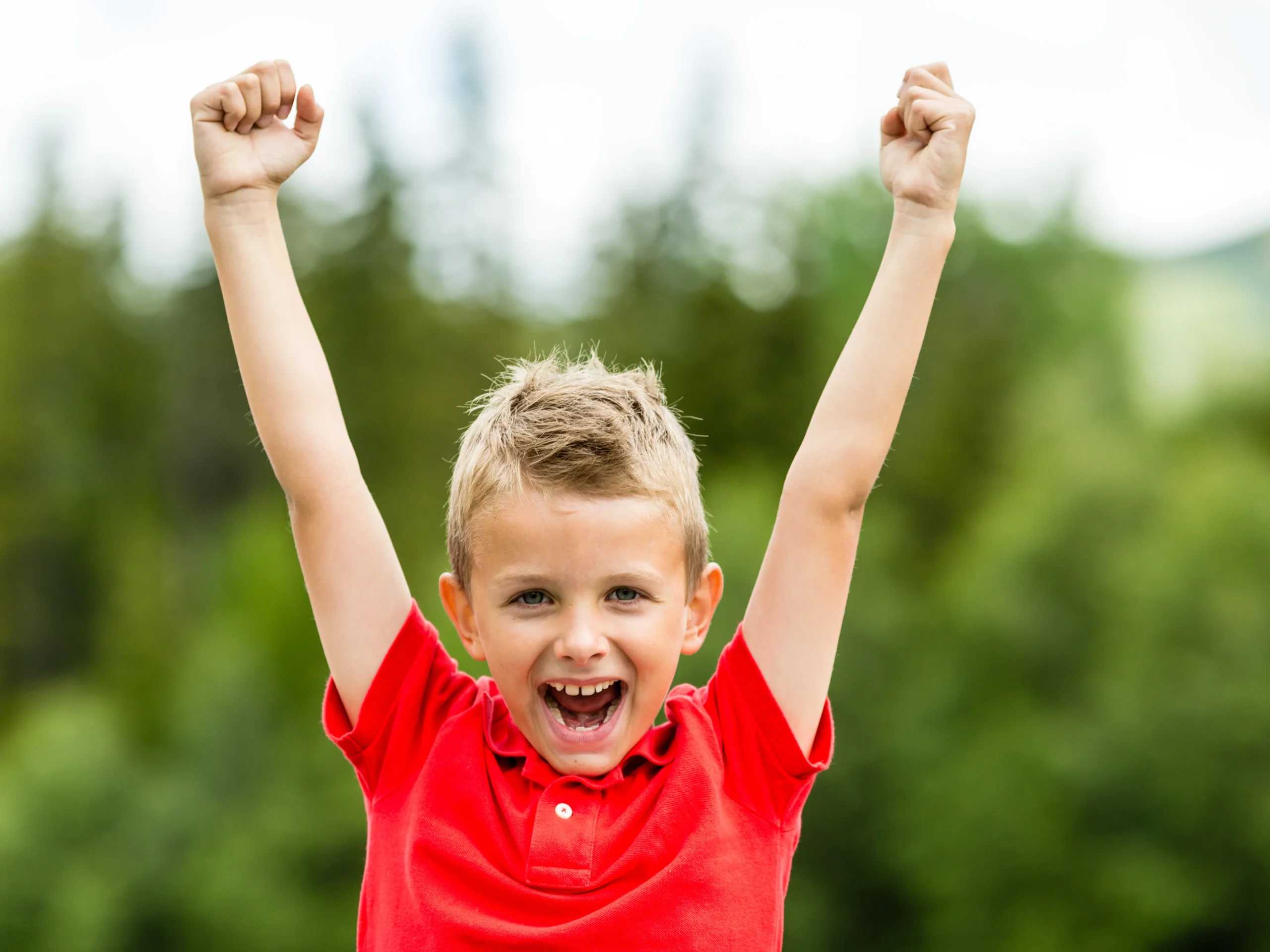 Chłopiec który się cieszy.