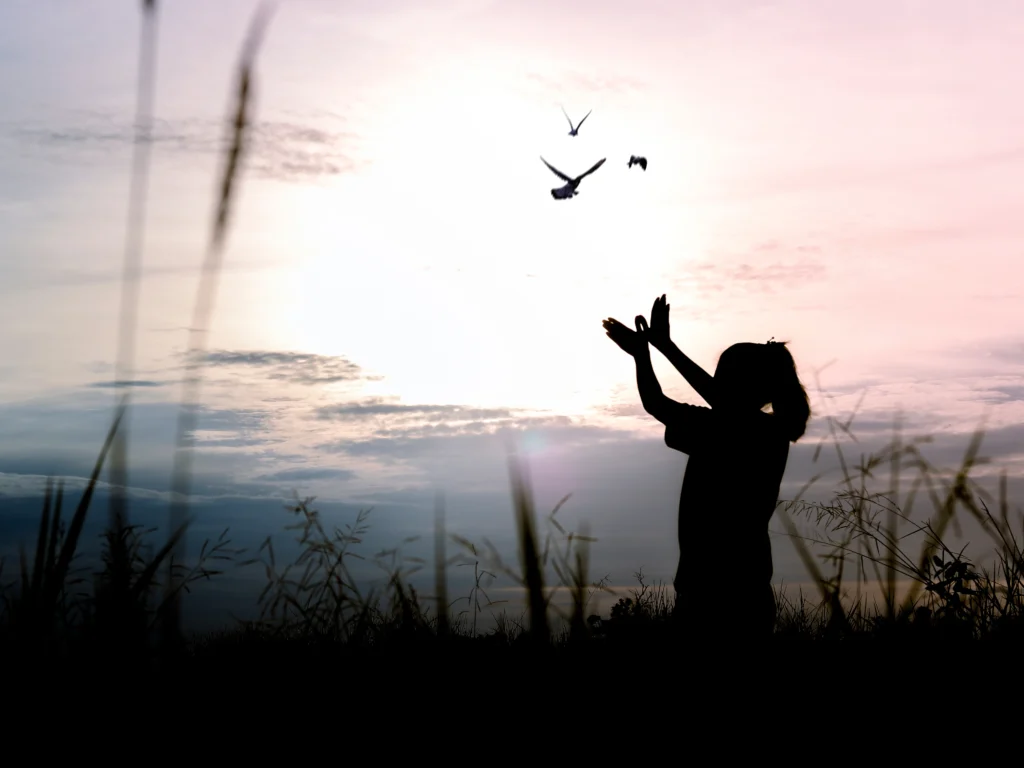 Kobieta wypuszcza motyle.