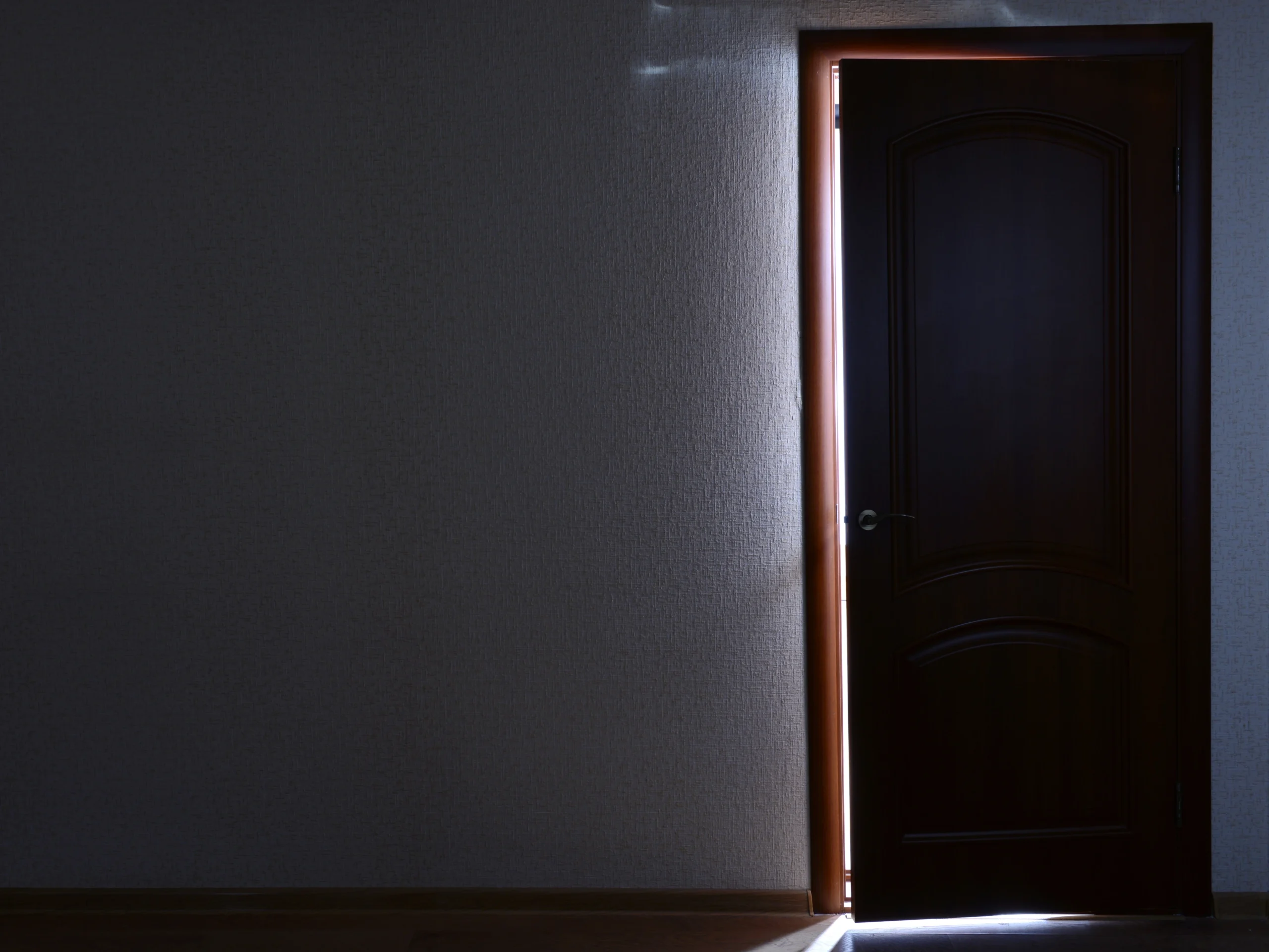 uchylone drzwi symbolizujące wyjście z mentalności ofiary i moment podjęcia odpowiedzialności