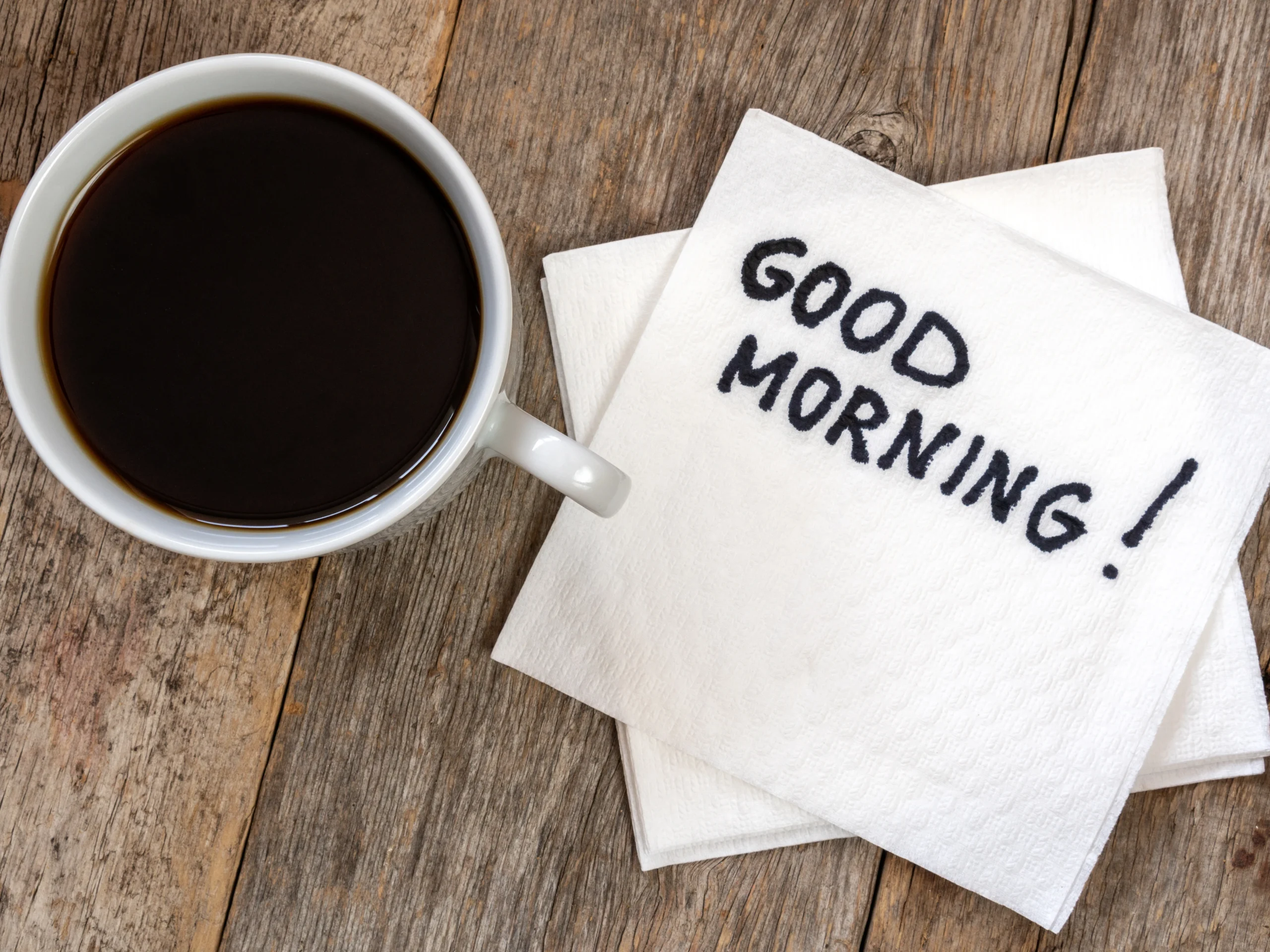 Poranna kawa i napis Good morning jako symbol prostego początku dnia i minimalizmu decyzji