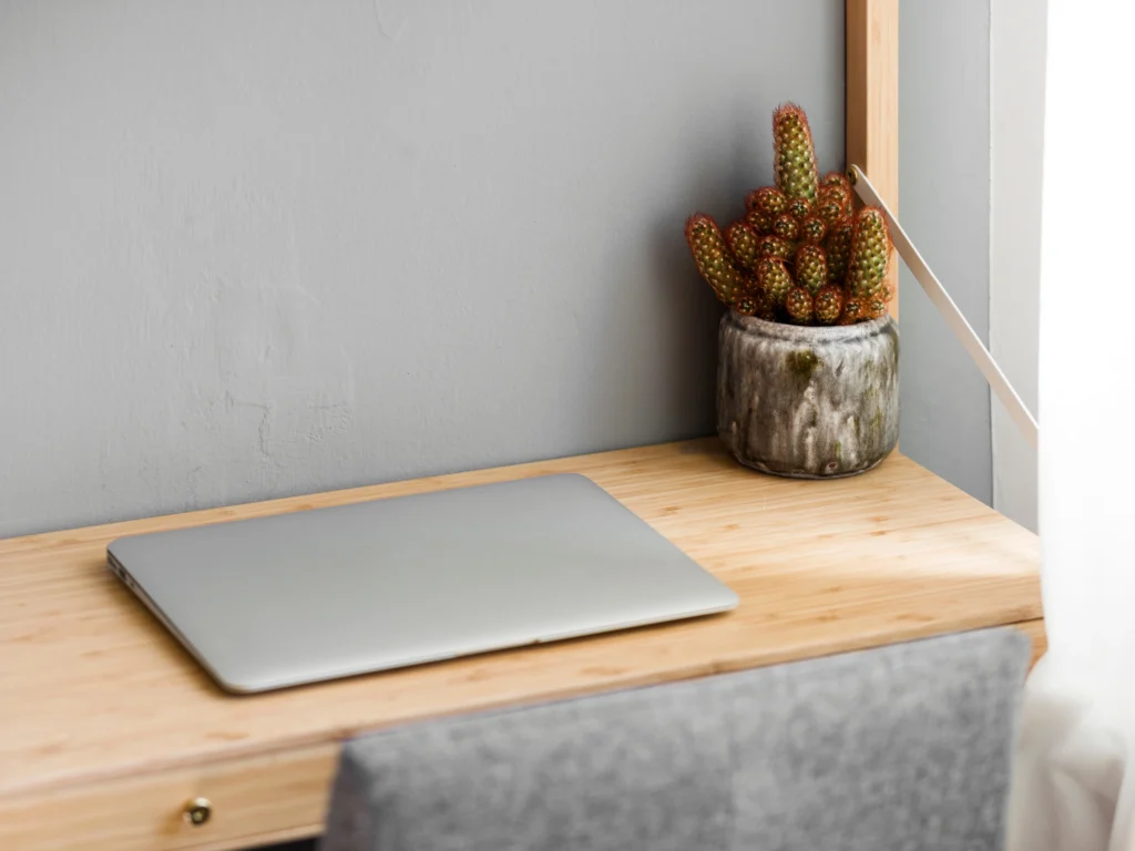 Zamknięty laptop symbolizujący koniec pracy i odpuszczenie