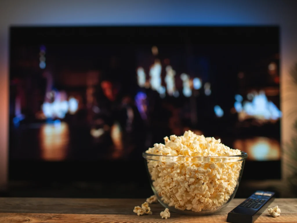 wieczór przed telewizorem z popcornem i pilotem, oglądanie serialu zamiast odpoczynku